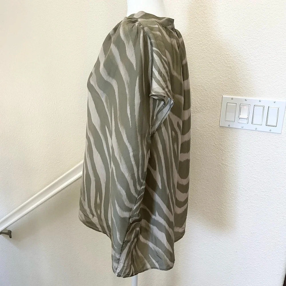 Banana Republic 100% Silk Top Size M button down cap sleeve green beige like new - Picture 2 of 7